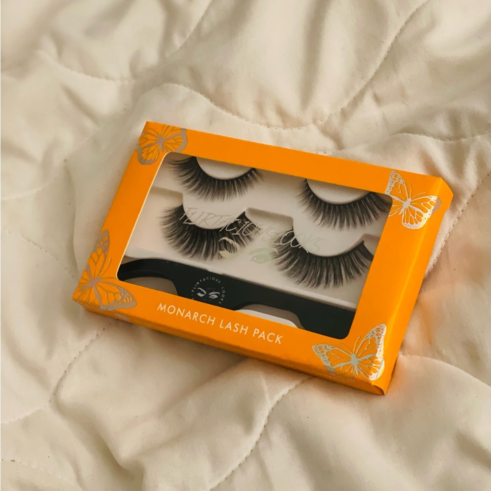 Eye lashes